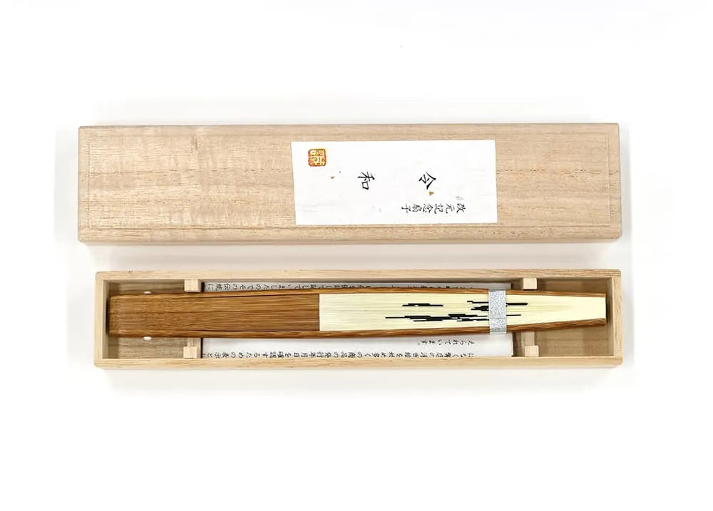 名入れ専用】改元記念「令和」の扇子 桐箱入り – 江戸扇子とうちわの 名入れ専用】改元記念「令和」の扇子 桐箱入り – 江戸扇子とうちわの