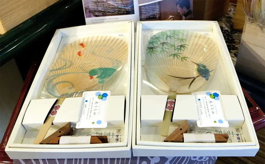 天然ニスを塗り重ねた透明な「水うちわ」　店内で販売中。