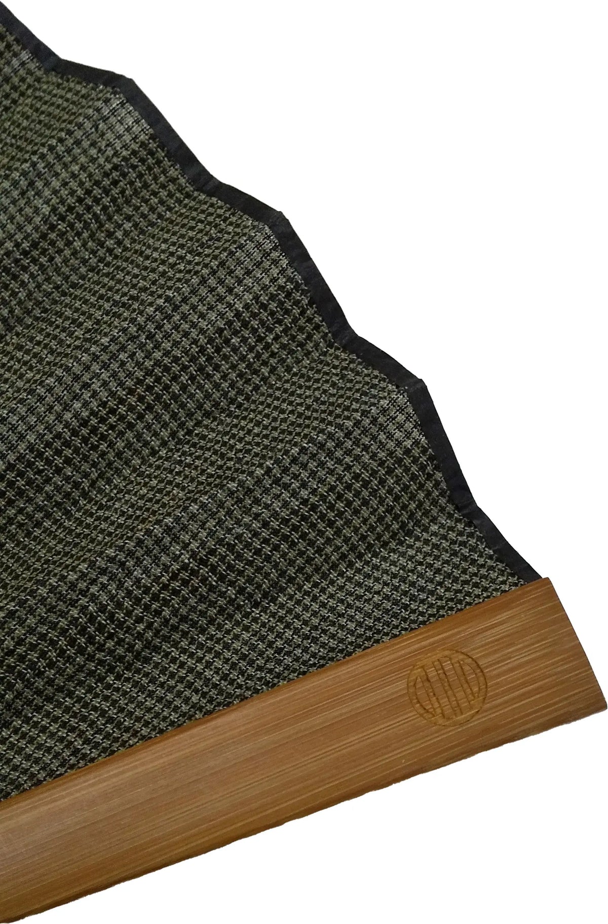 Ojiya Shuko Fan mit dunkelgrüner Gitterfächertasche, in einer Box aus Paulownia-Holz.