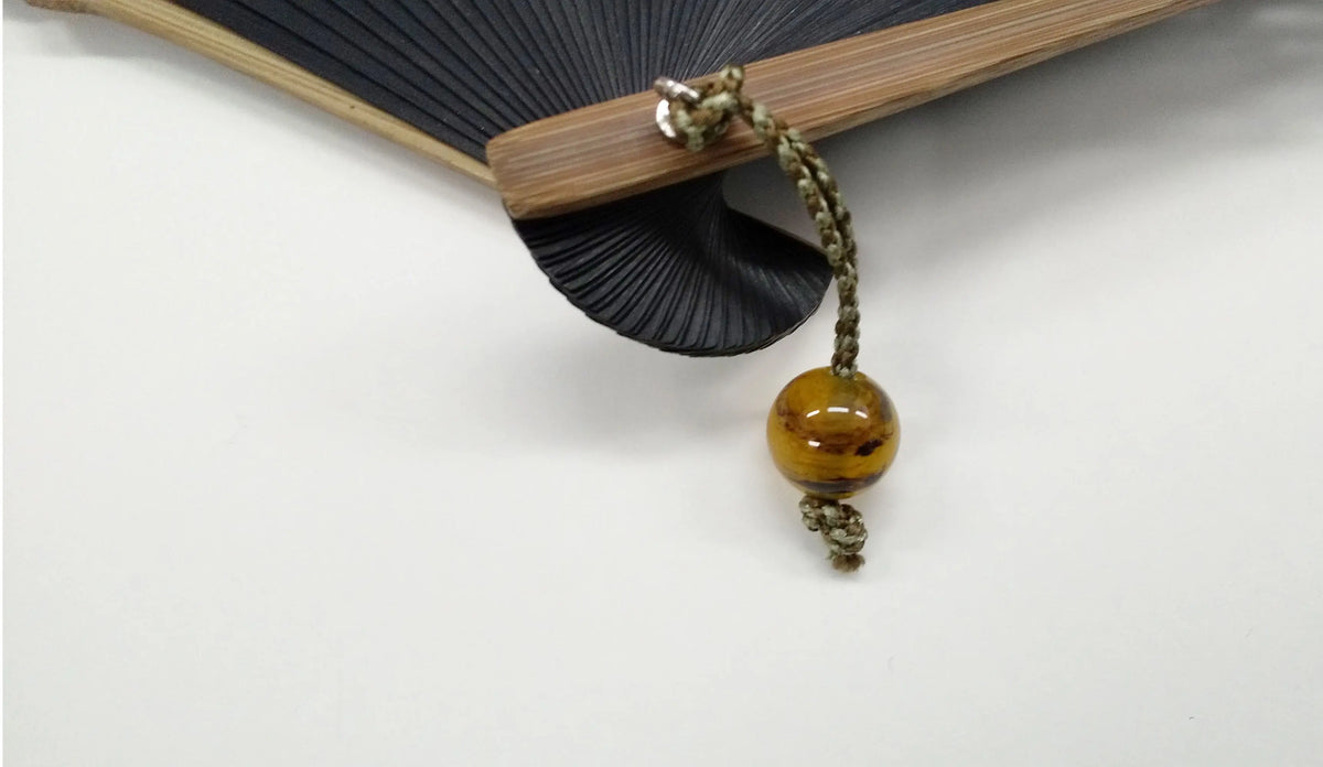 Fächer & Fächertaschen-Set, modernes Pfeil-Gasuri-grün, in Paulownia-Box.