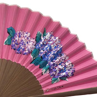 Eventail en soie, rose avec insertion d'hortensia, unique en son genre, n° 2 avec pompon, dans une boîte en paulownia.