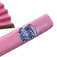 Eventail en soie, rose avec insertion d'hortensia, unique en son genre, n° 2 avec pompon, dans une boîte en paulownia.