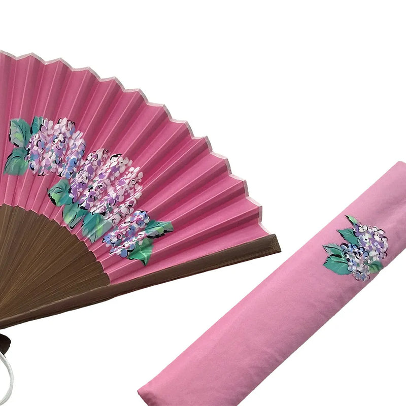 Eventail en soie, rose avec insertion d'hortensia, unique en son genre, n° 1 avec pompon, dans une boîte en paulownia.