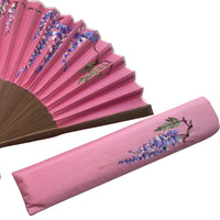 Eventail en soie, rose avec insertion de glycine, unique en son genre, avec pompon, dans une boîte en paulownia.