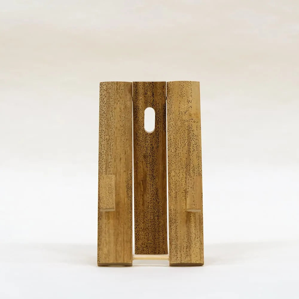 Support d'éventail avec boîte pour éventail de 7,5", sésame bambou, mini, avec lettre rouge 'éventail décoratif' sur la boîte.